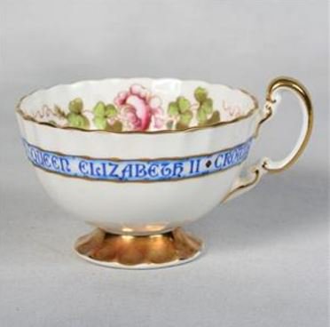 １７２　エインズレイ　ティーカップ＆ソーサー　エリザベス二世戴冠記念品