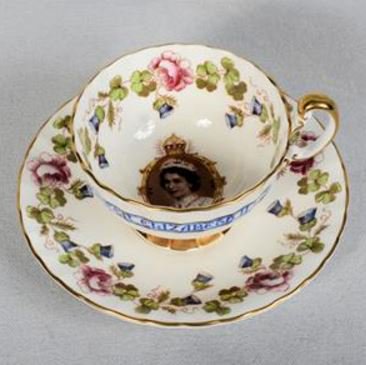 １７２　エインズレイ　ティーカップ＆ソーサー　エリザベス二世戴冠記念品