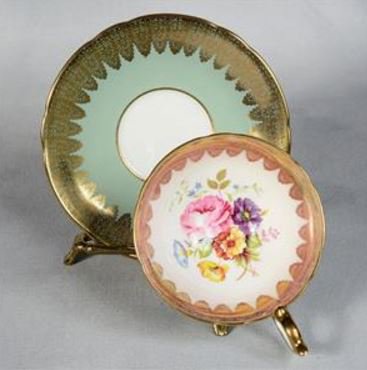 １７５　エインズレイ　花のティーカップ＆ソーサー　緑／金