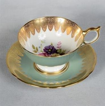 １７５　エインズレイ　花のティーカップ＆ソーサー　緑／金