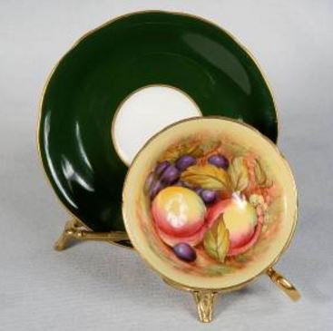 １７７　エインズレイ　果物のティーカップ＆ソーサー　森のような深緑色