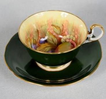 １７７　エインズレイ　果物のティーカップ＆ソーサー　森のような深緑色