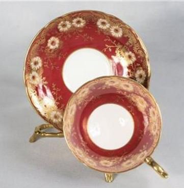 １７８　エインズレイ　白い花のティーカップ＆ソーサー　赤