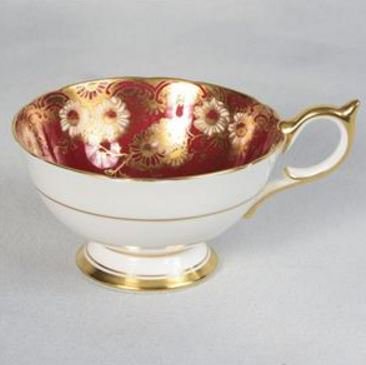 １７８　エインズレイ　白い花のティーカップ＆ソーサー　赤