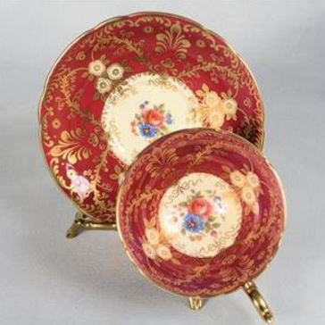 １８４　エインズレイ　植物模様のティーカップ＆ソーサー　赤／白