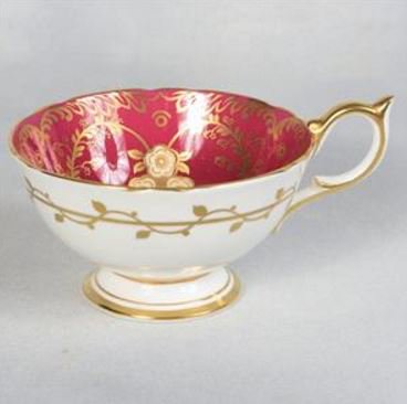 １８４　エインズレイ　植物模様のティーカップ＆ソーサー　赤／白