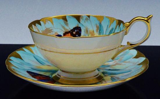 １８７　エインズレイ　青い花と蝶のティーカップ＆ソーサー
