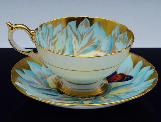 １８７　エインズレイ　青い花と蝶のティーカップ＆ソーサー