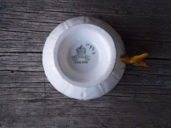 １８８　エインズレイ　蝶の持ち手のカップ＆ソーサー　白と青