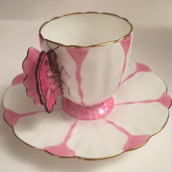 １９０　エインズレイ ピンク色の蝶々モチーフのデミタスカップ&ソーサのセット