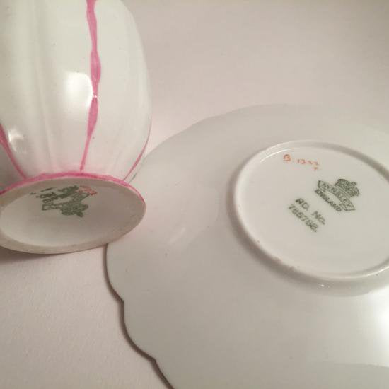 １９０　エインズレイ ピンク色の蝶々モチーフのデミタスカップ&ソーサのセット