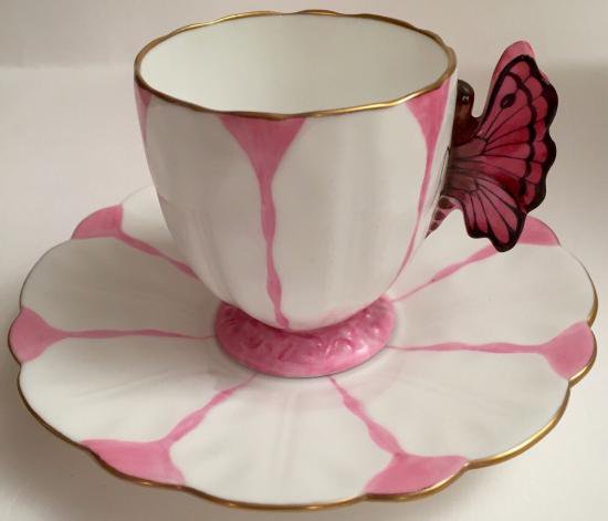 １９０　エインズレイ ピンク色の蝶々モチーフのデミタスカップ&ソーサのセット