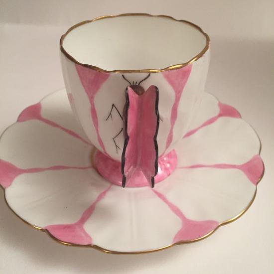１９０　エインズレイ ピンク色の蝶々モチーフのデミタスカップ&ソーサのセット