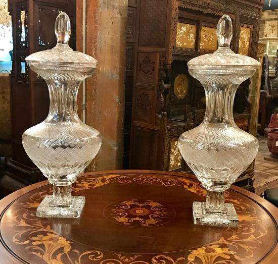 ０７３　バカラ　大きな蓋付きカットグラスの花瓶