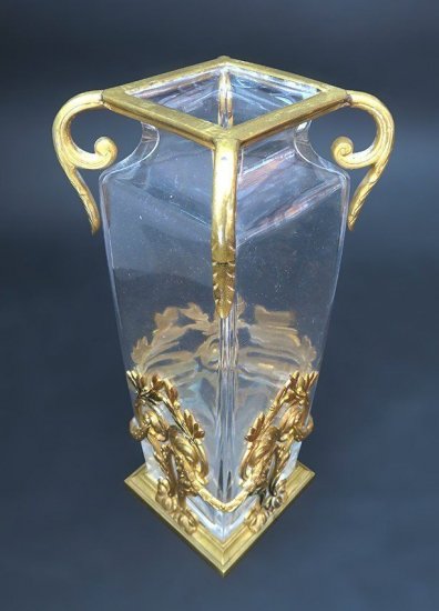 １０５　バカラ　フランス製ブロンズとクリスタルの花瓶