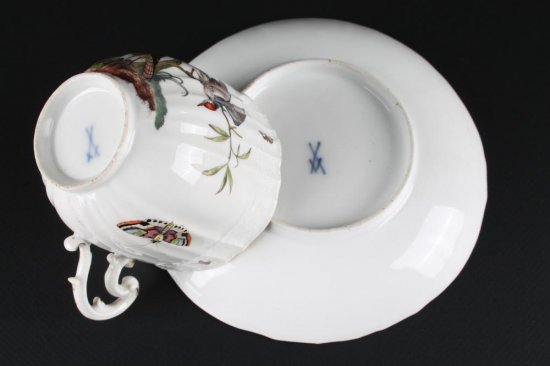 １５６　マイセン　小鳥と蝶と昆虫の模様のカップ＆ソーサー