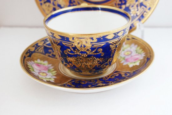 １４８　オールドノリタケ　ローズと小窓のカップ＆ソーサーとプレートの3点セット