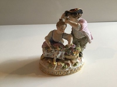 １５４　マイセン 19世紀  少女の髪にお花を挿している少年
