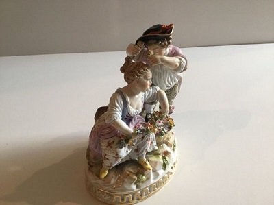１５４　マイセン 19世紀  少女の髪にお花を挿している少年