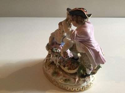 １５４　マイセン 19世紀  少女の髪にお花を挿している少年