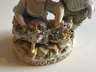 １５４　マイセン 19世紀  少女の髪にお花を挿している少年