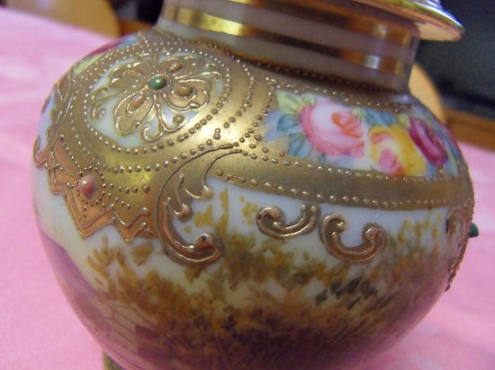 １７５　オールドノリタケ　アールヌーボー調の蓋付き　ハンドペイント　薔薇のデザイン　金彩ビーズの壷
