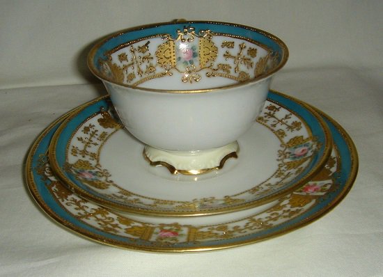 １７７　オールドノリタケ　磁器　手描きのピンクローズの カップ＆ソーサーとプレートの３点セット