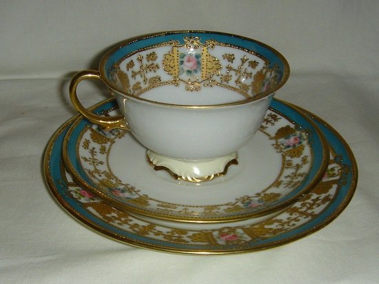 １７７　オールドノリタケ　磁器　手描きのピンクローズの カップ＆ソーサーとプレートの３点セット