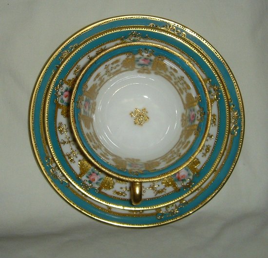 １７７　オールドノリタケ　磁器　手描きのピンクローズの カップ＆ソーサーとプレートの３点セット