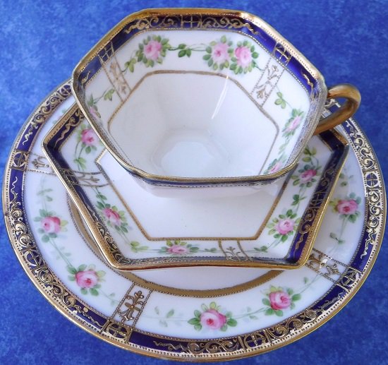 アンティーク　オールドノリタケ　コバルトと金箔　ローズ　カップ＆ソーサー、小皿　三点セット