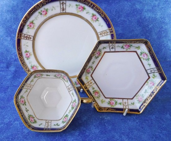 アンティーク　オールドノリタケ　コバルトと金箔　ローズ　カップ＆ソーサー、小皿　三点セット