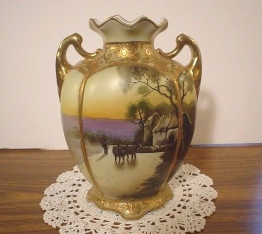 １８７　美しいオールドノリタケの花瓶　ハンドペイント　金盛　村の中を歩く雄牛