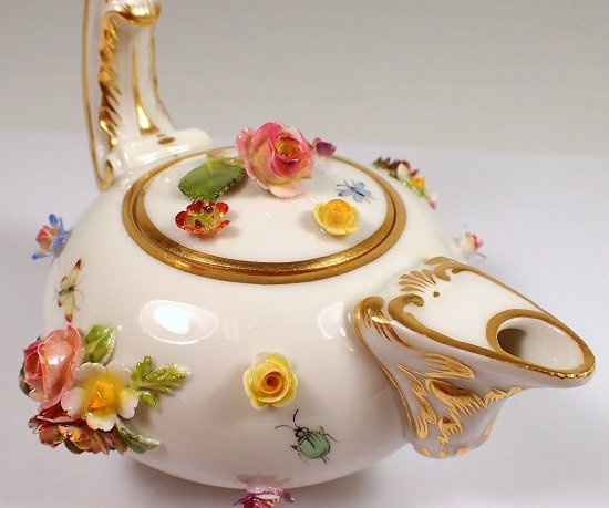 １６５　希少　アンティーク　マイセン　磁器　昆虫と花が描かれたミニチュア蓋付きティーポット　金彩
