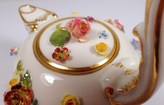 １６５　希少　アンティーク　マイセン　磁器　昆虫と花が描かれたミニチュア蓋付きティーポット　金彩