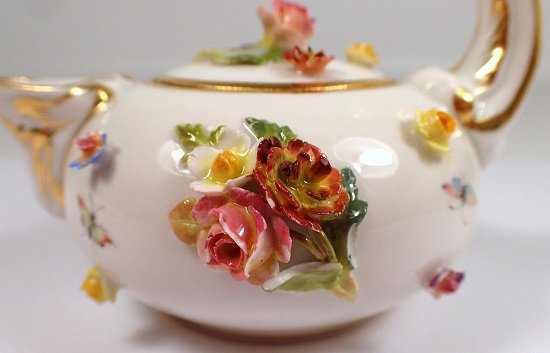 １６５　希少　アンティーク　マイセン　磁器　昆虫と花が描かれたミニチュア蓋付きティーポット　金彩