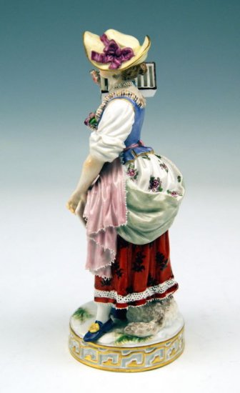 １６６　マイセン　ロココ服の女性　１７７７年　ポーセリン人形　ミッシェル・ヴェクトール・アシエ作