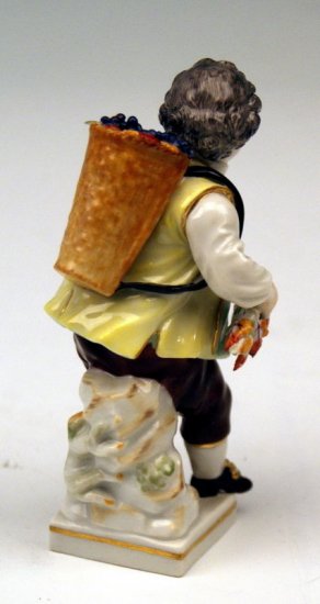１８４　マイセン　ぶどうカゴを背負うガーデナーの少年　（シリーズ作品）　アシエ作