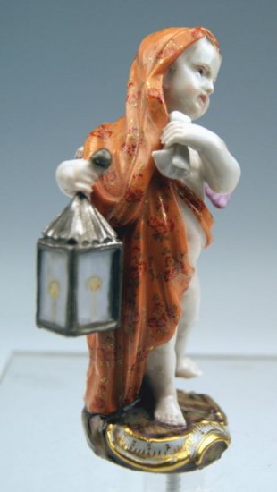 １８７　マイセン　マントで身を隠す天使　（“身を隠す天使たち”シリーズ作品）　アシエ作