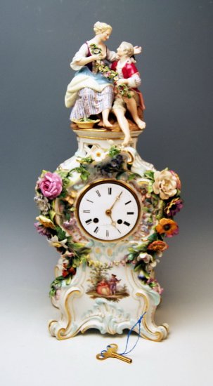 マイセン　花で囲まれたテーブル時計とカップルの人形