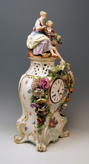 マイセン　花で囲まれたテーブル時計とカップルの人形