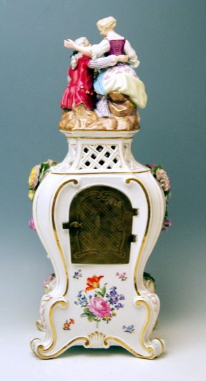 マイセン　花で囲まれたテーブル時計とカップルの人形