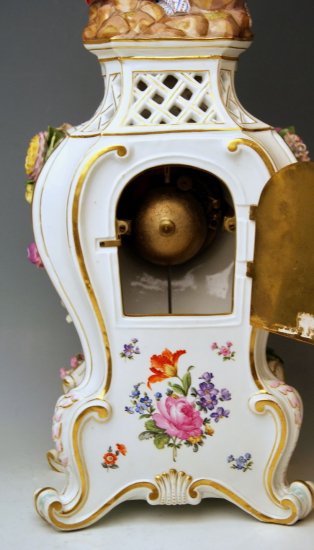 マイセン　花で囲まれたテーブル時計とカップルの人形