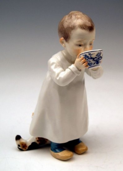 １９１　マイセン　カップで飲み物を飲む男の子　（シリーズ作品“子供”）　ヘンシェル作