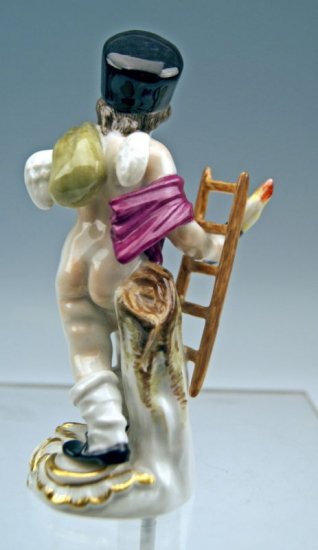 １９９　マイセン　ハシゴとトーチを持つ天使　（シリーズ作品　“身を隠す天使たち”）　アシエ作