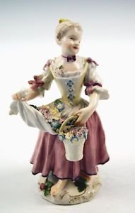 ２０６　マイセン　かわいらしい裸足の花摘み少女　（シリーズ作品　“ガーデナーの子供達”）　ケンドラー作