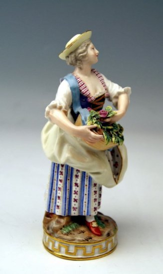 ２４０　マイセン　バラの花かごを持つガーデナーの女性　ポーセリン人形　アシエ作