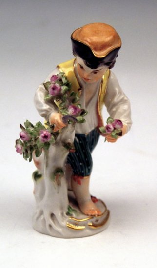 ２４２　マイセン　バラの花を摘み取る裸足の少年　（シリーズ作品　“ガーデナーの子供達”）　ケンドラー作