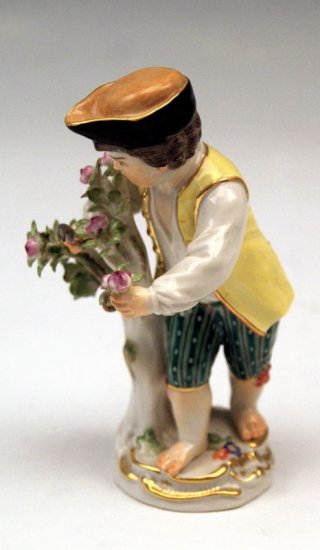 ２４２　マイセン　バラの花を摘み取る裸足の少年　（シリーズ作品　“ガーデナーの子供達”）　ケンドラー作