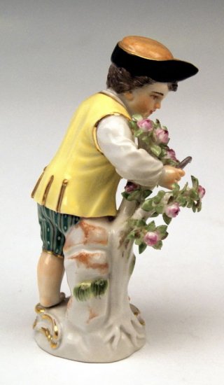 ２４２　マイセン　バラの花を摘み取る裸足の少年　（シリーズ作品　“ガーデナーの子供達”）　ケンドラー作