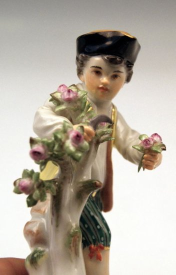 ２４２　マイセン　バラの花を摘み取る裸足の少年　（シリーズ作品　“ガーデナーの子供達”）　ケンドラー作